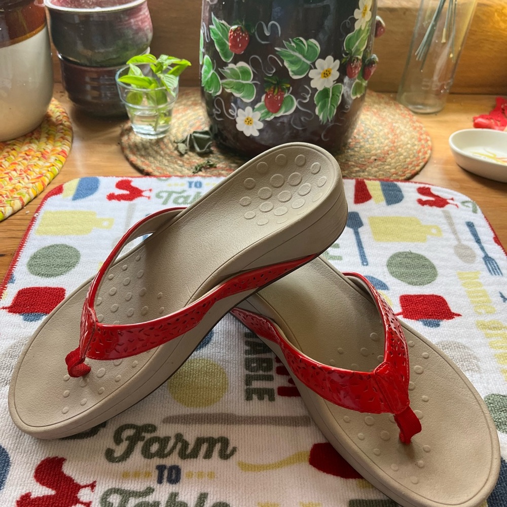 Vionic Women’s Red Tide with concealed orthotic arch support
